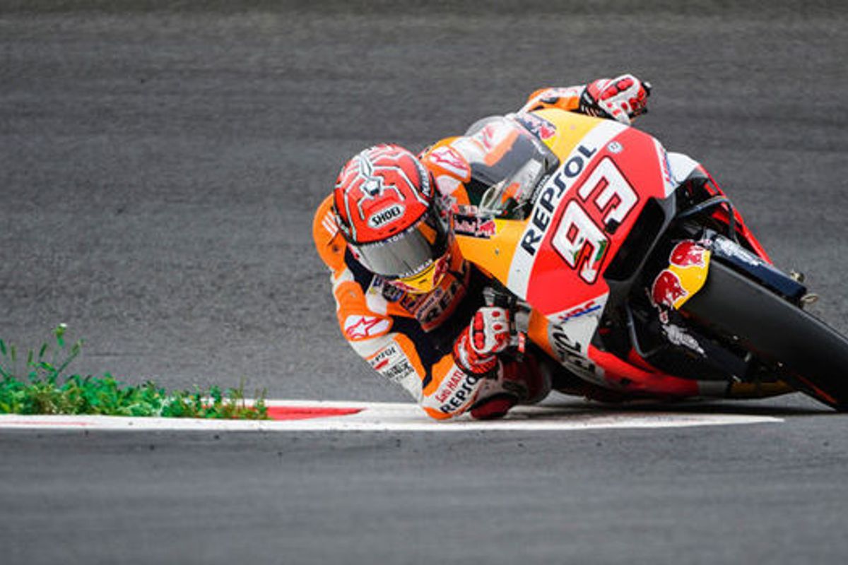 Marquez wins Malaysian MotoGP, Rossi crashes out of the lead